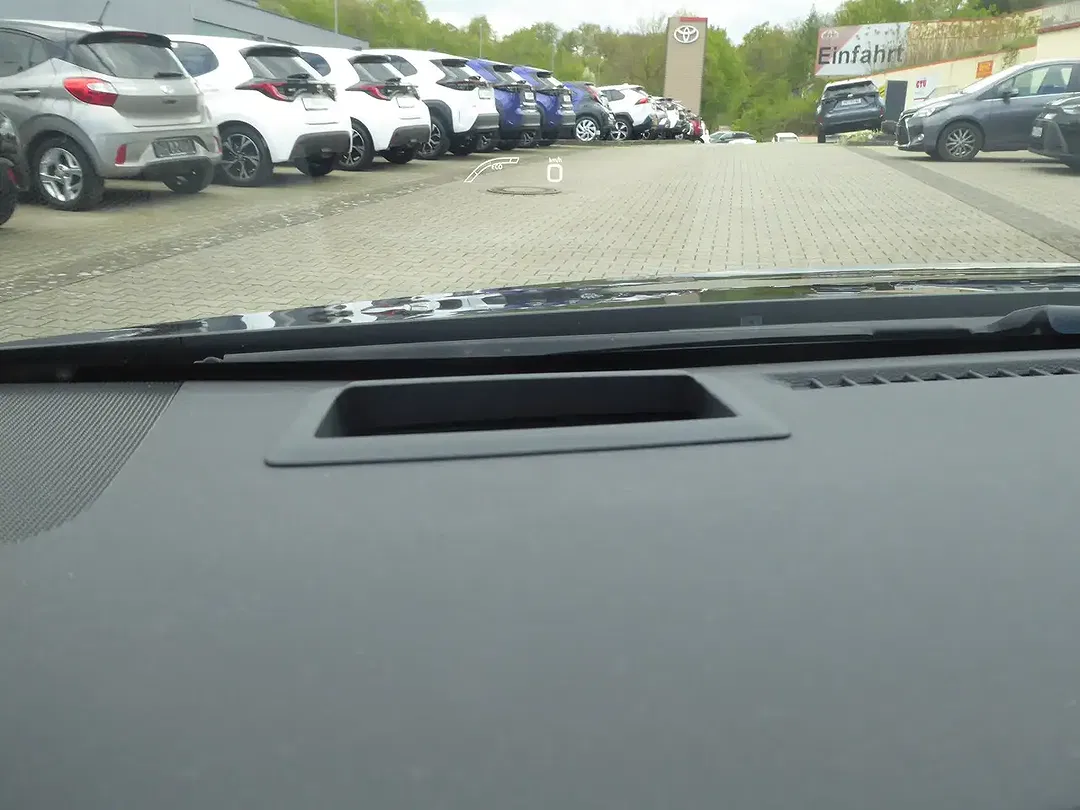 Toyota Prius - Thumbnail 10