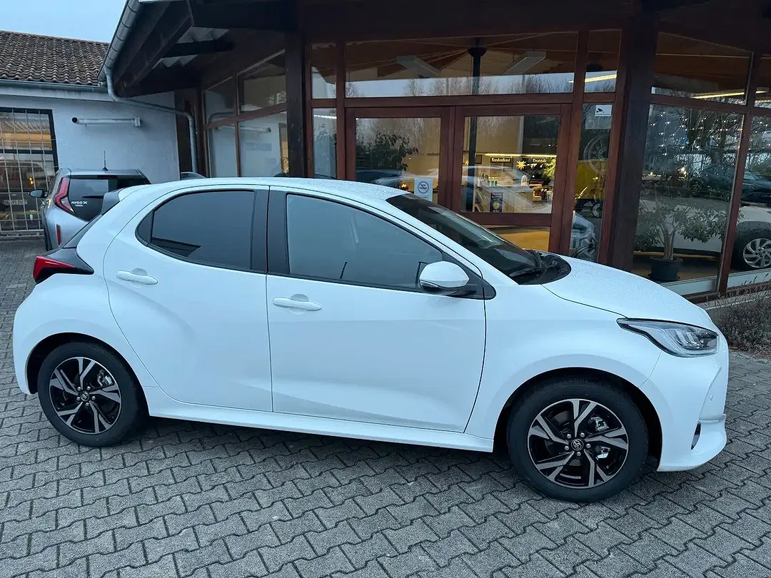 Toyota Yaris - Thumbnail 6