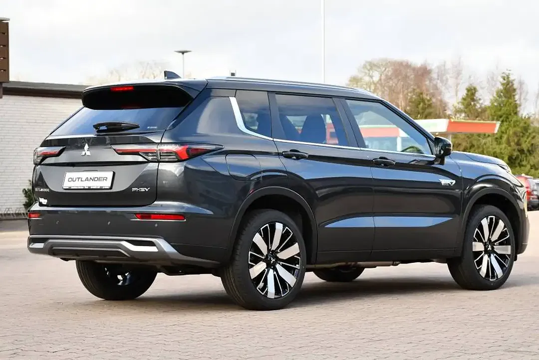 Mitsubishi Outlander - Thumbnail 3