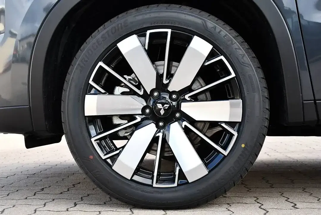 Mitsubishi Outlander - Thumbnail 5