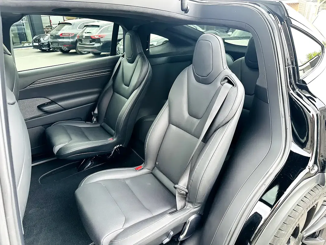 Tesla Model X - Thumbnail 11