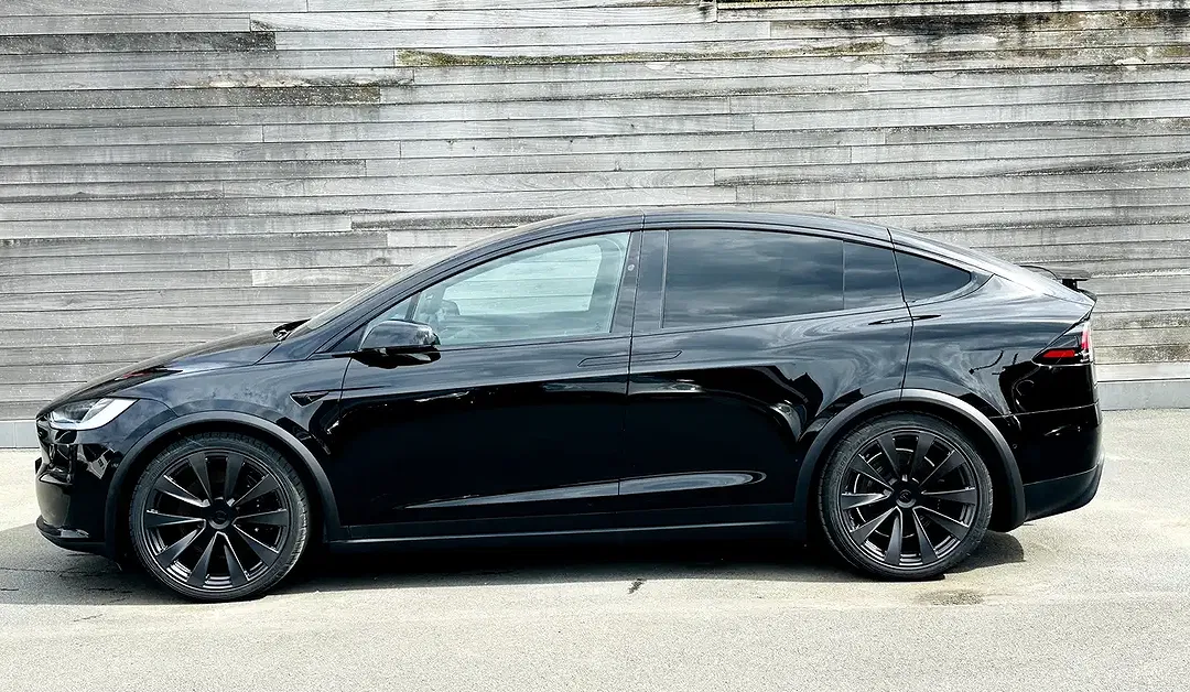 Tesla Model X - Thumbnail 3
