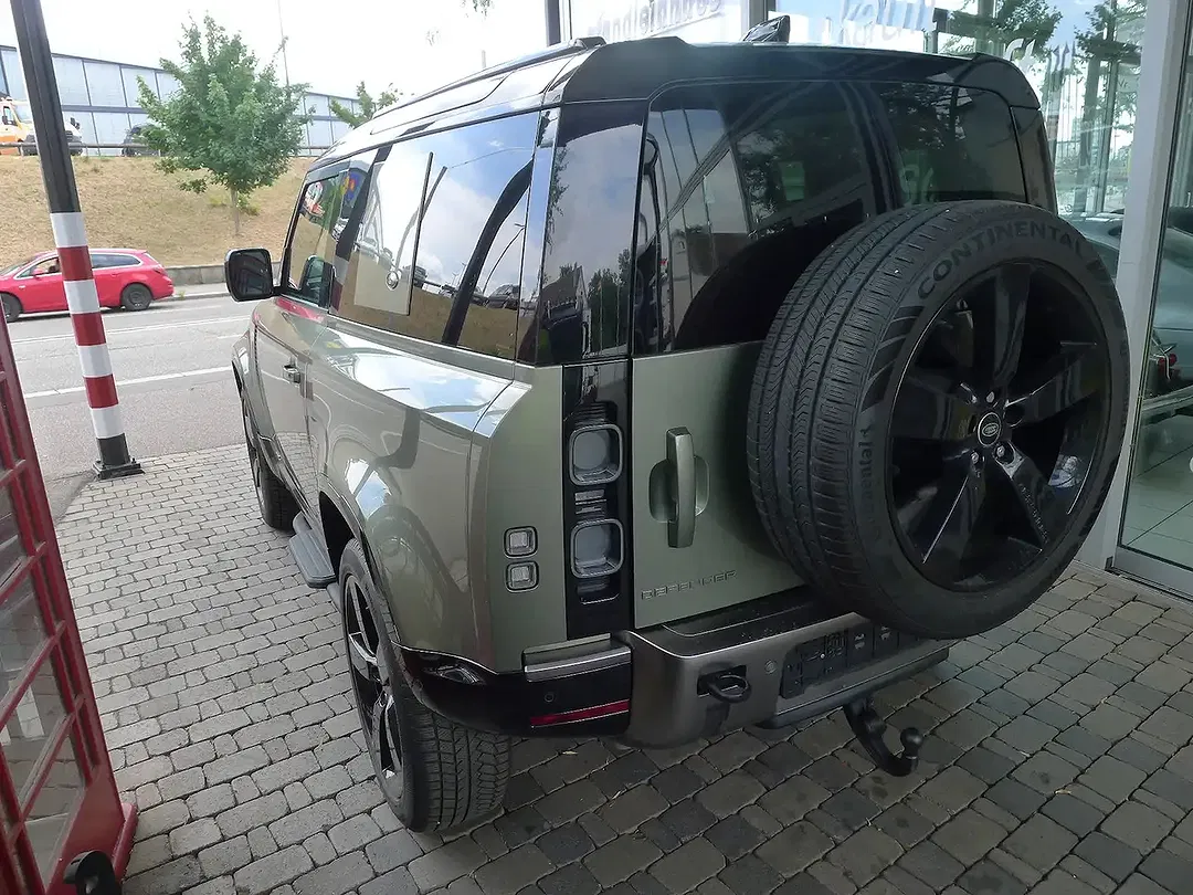 Land Rover Defender - Thumbnail 3