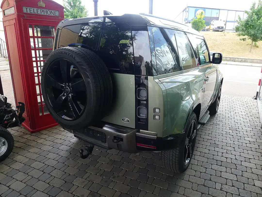 Land Rover Defender - Thumbnail 4