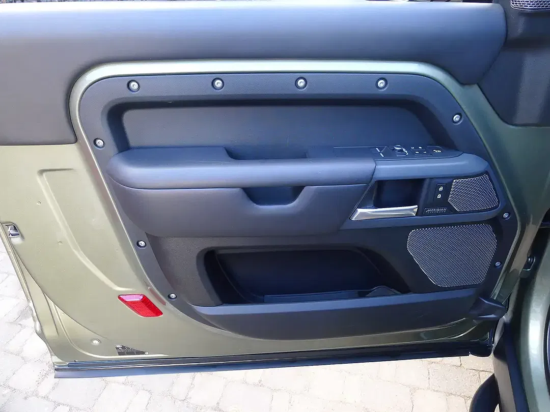 Land Rover Defender - Thumbnail 5