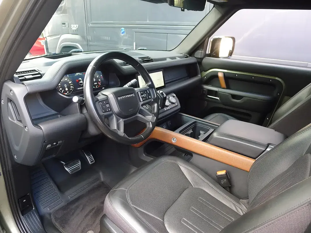 Land Rover Defender - Thumbnail 6