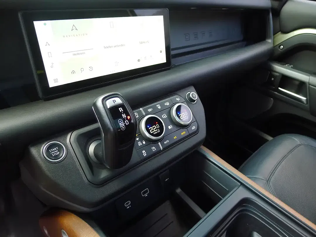 Land Rover Defender - Thumbnail 8