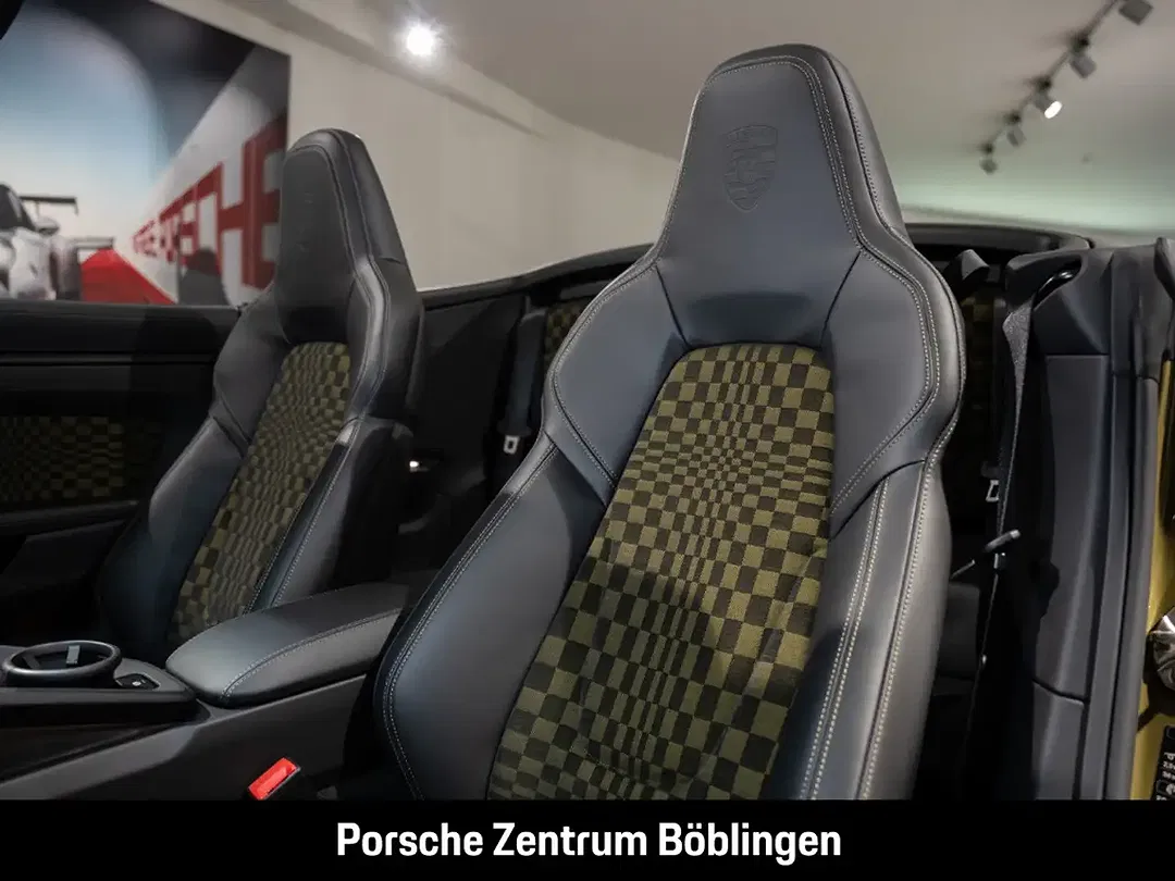 Porsche 992 - Thumbnail 6
