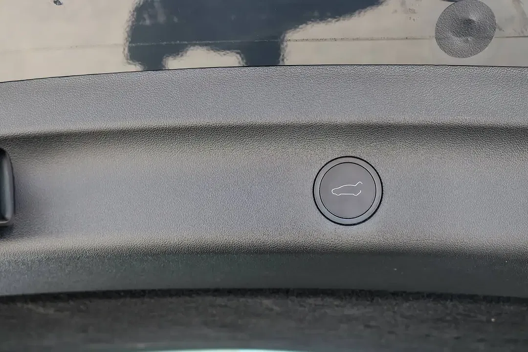 Tesla Model Y - Thumbnail 11