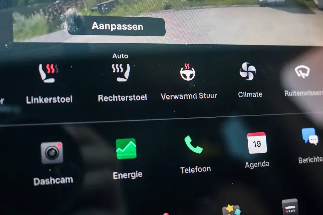 Tesla Model Y - Thumbnail 13