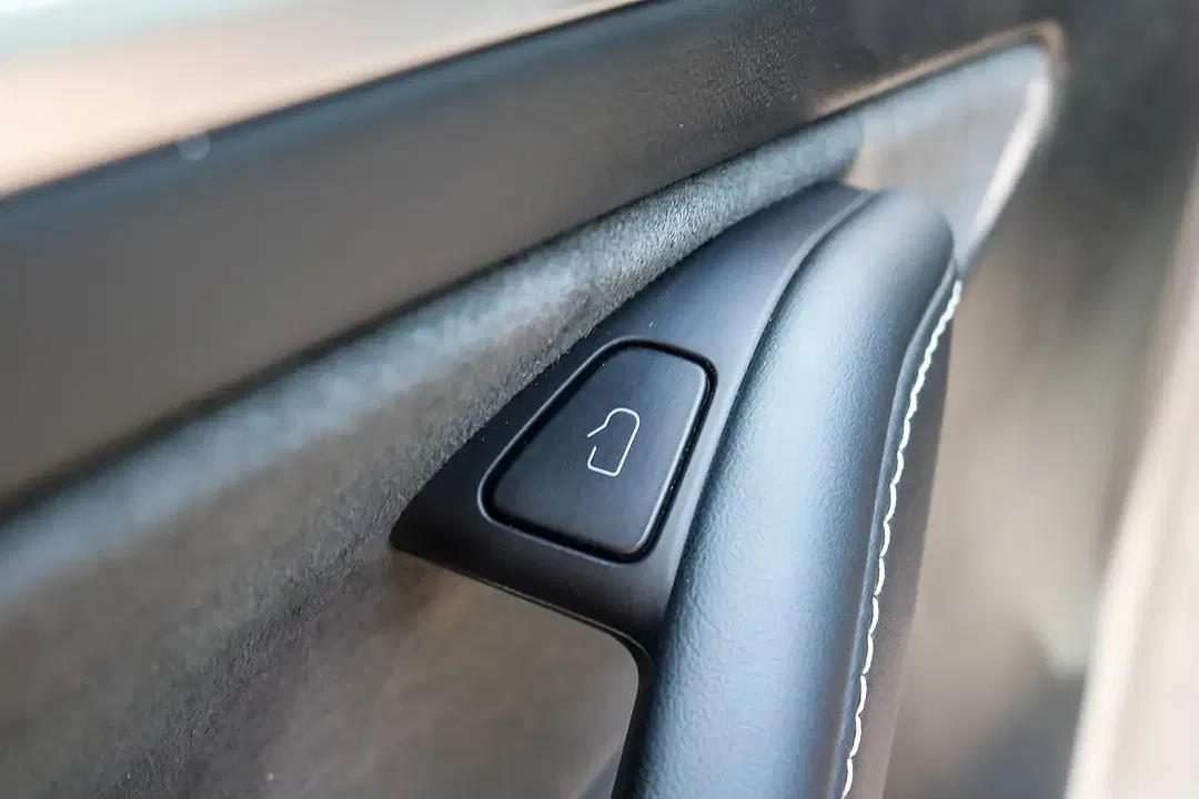 Tesla Model Y - Thumbnail 25