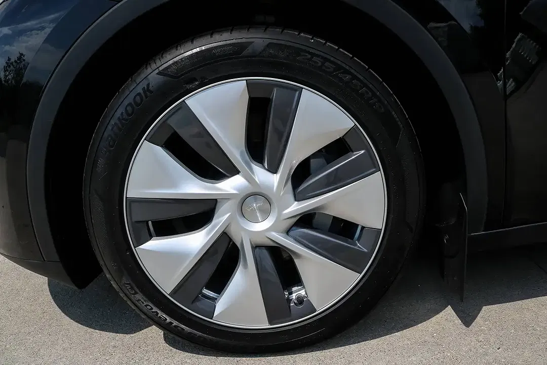 Tesla Model Y - Thumbnail 4