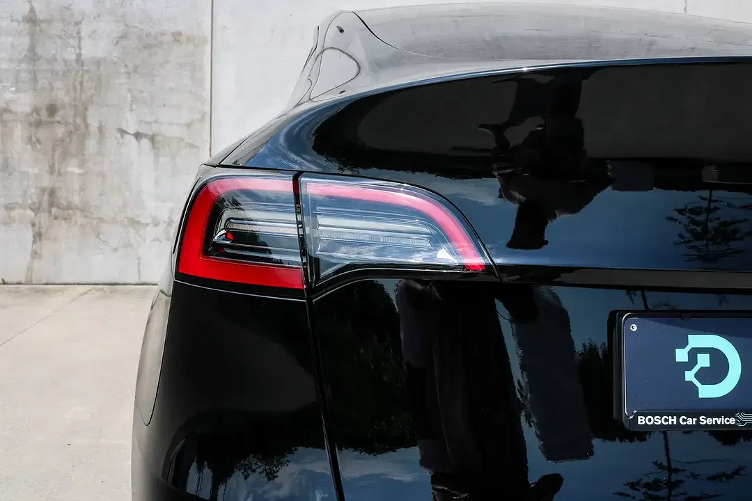 Tesla Model Y - Thumbnail 8