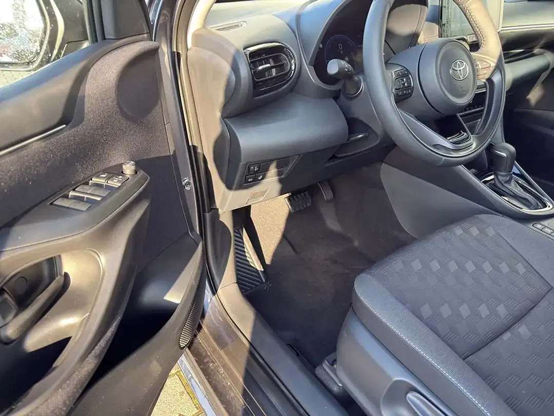 Toyota Yaris - Thumbnail 13