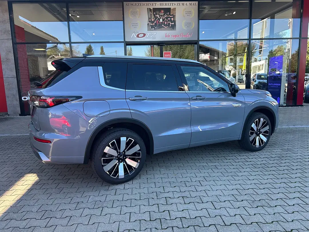 Mitsubishi Outlander - Thumbnail 2