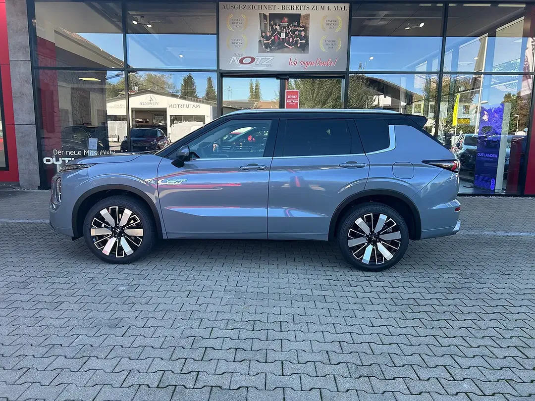 Mitsubishi Outlander - Thumbnail 3