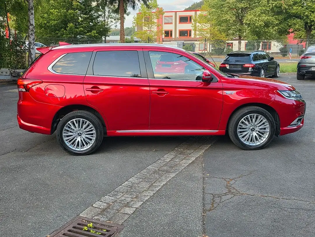 Mitsubishi Outlander - Thumbnail 4