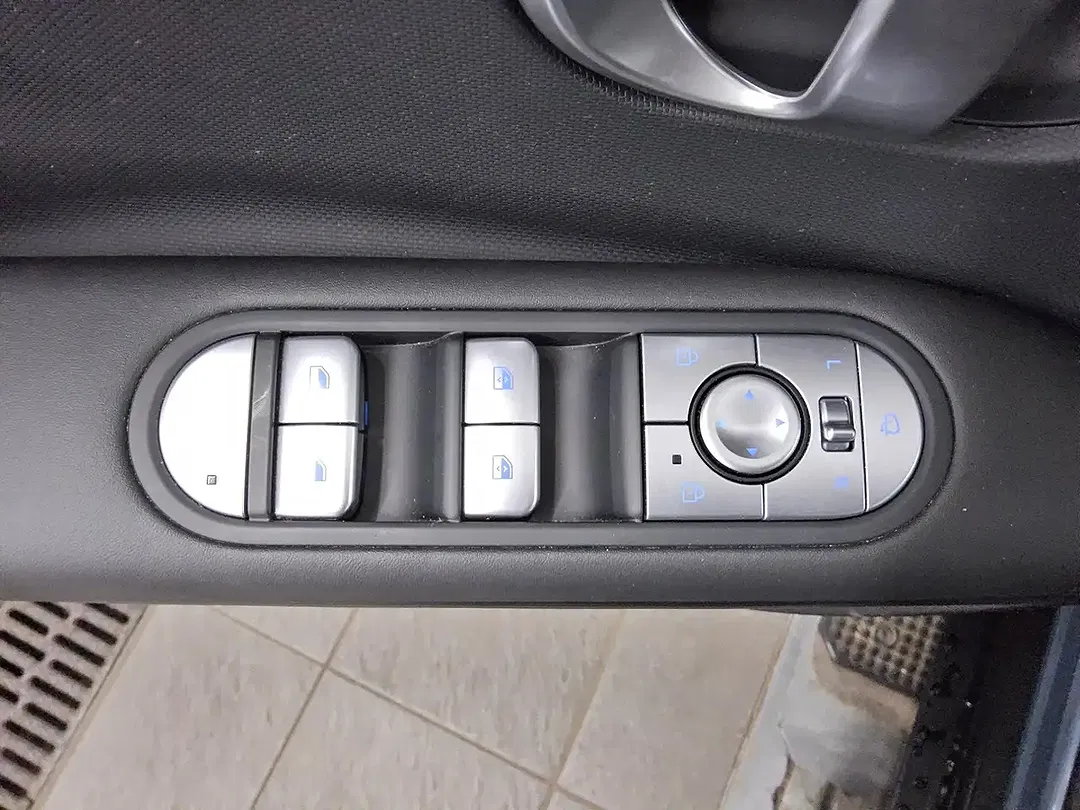 Hyundai IONIQ 5 - Thumbnail 10