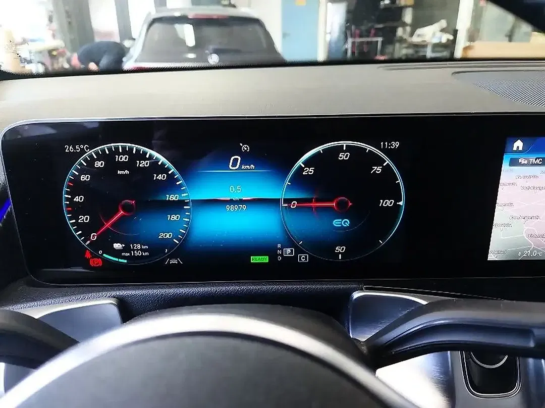 Mercedes-Benz EQB 300 - Thumbnail 8