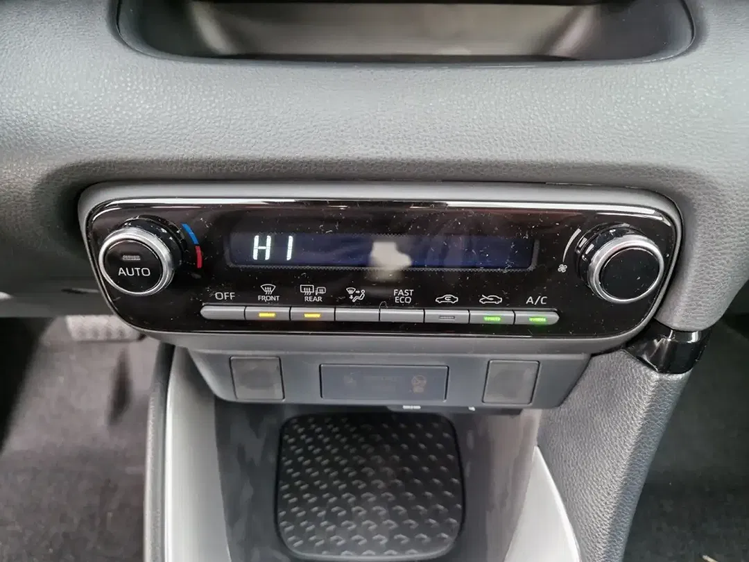 Toyota Yaris - Thumbnail 13