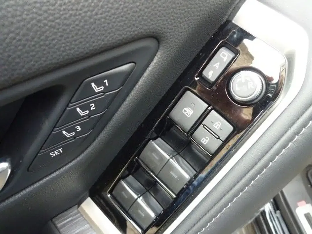 Toyota Land Cruiser - Thumbnail 9