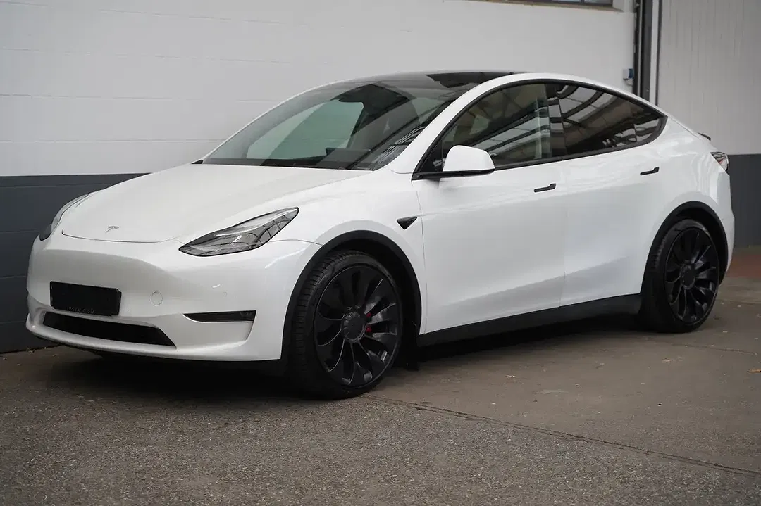 Tesla Model Y - Thumbnail 1
