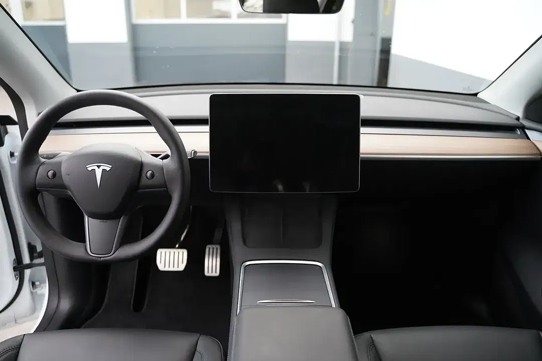 Tesla Model Y - Thumbnail 9