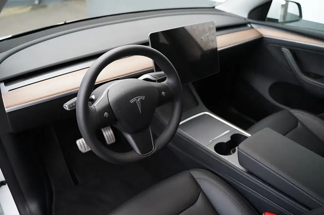 Tesla Model Y - Thumbnail 10