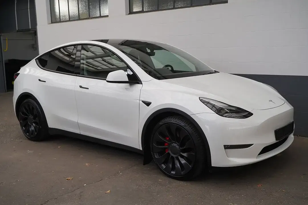 Tesla Model Y - Thumbnail 13