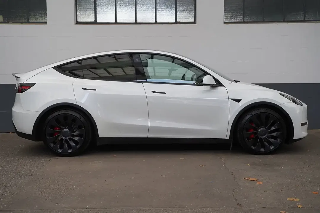 Tesla Model Y - Thumbnail 14