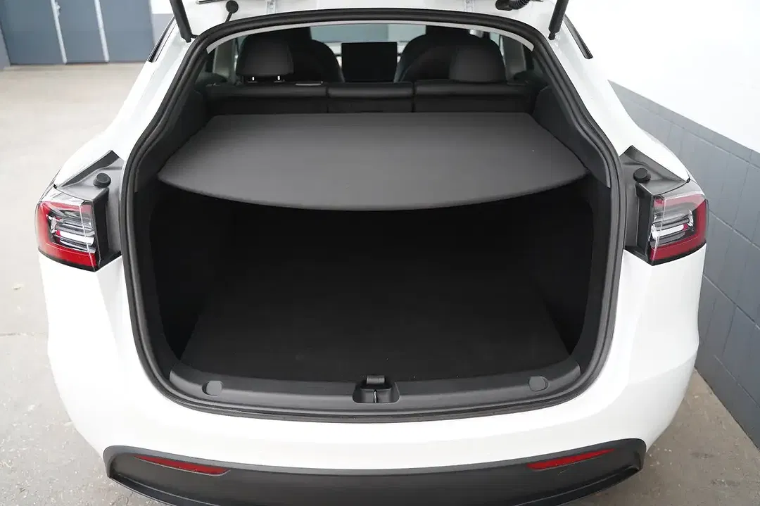 Tesla Model Y - Thumbnail 5