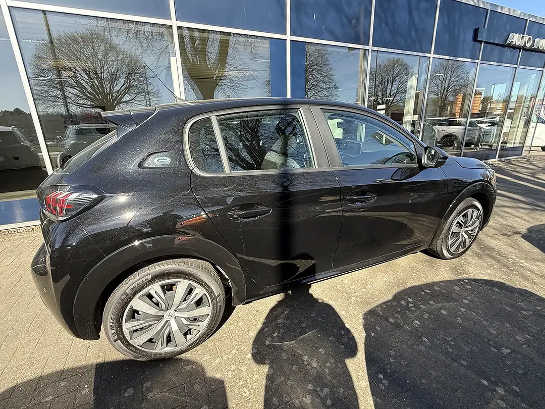 Peugeot 208 - Thumbnail 5