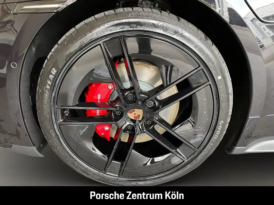 Porsche Taycan - Thumbnail 12