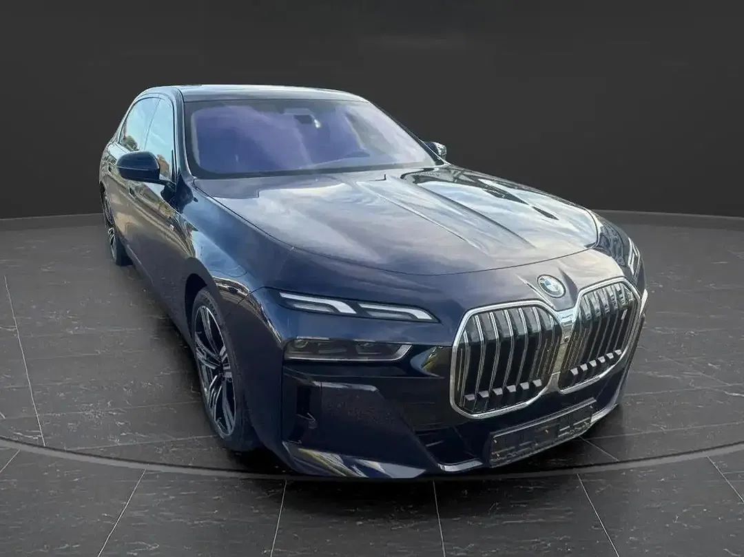 BMW i7 - Thumbnail 2