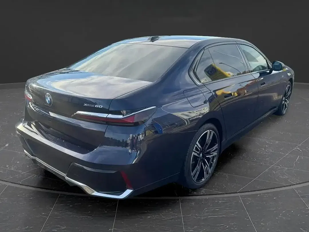 BMW i7 - Thumbnail 3
