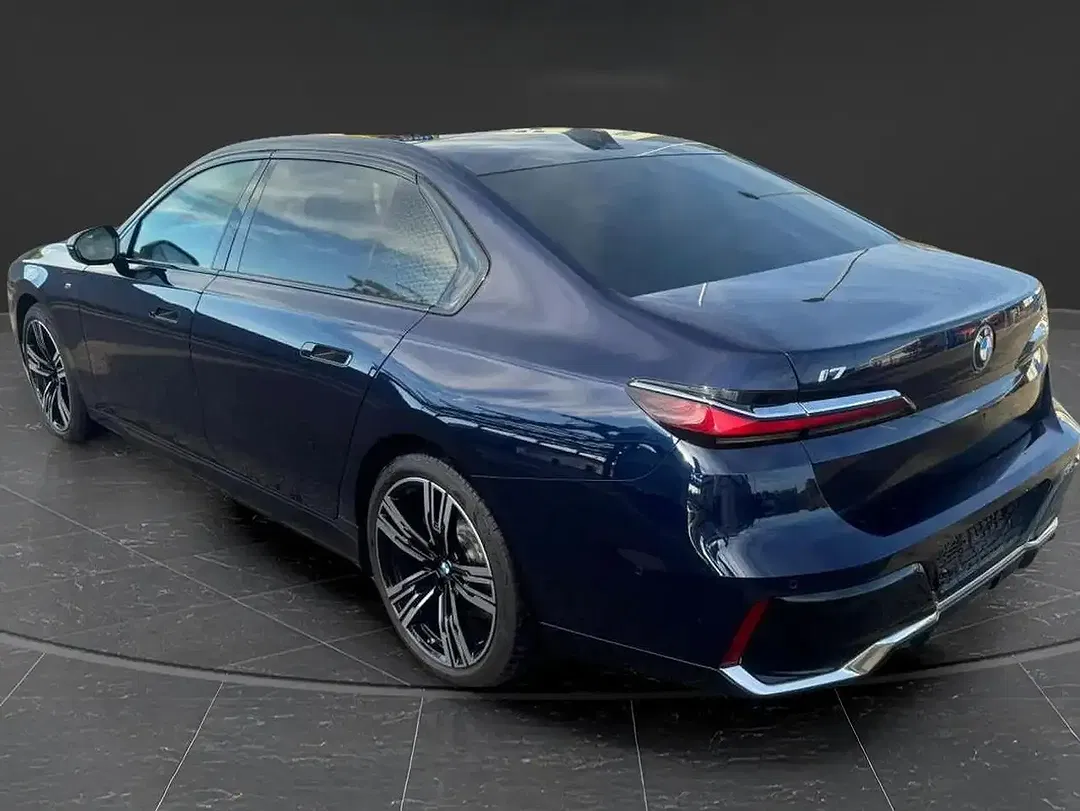 BMW i7 - Thumbnail 4