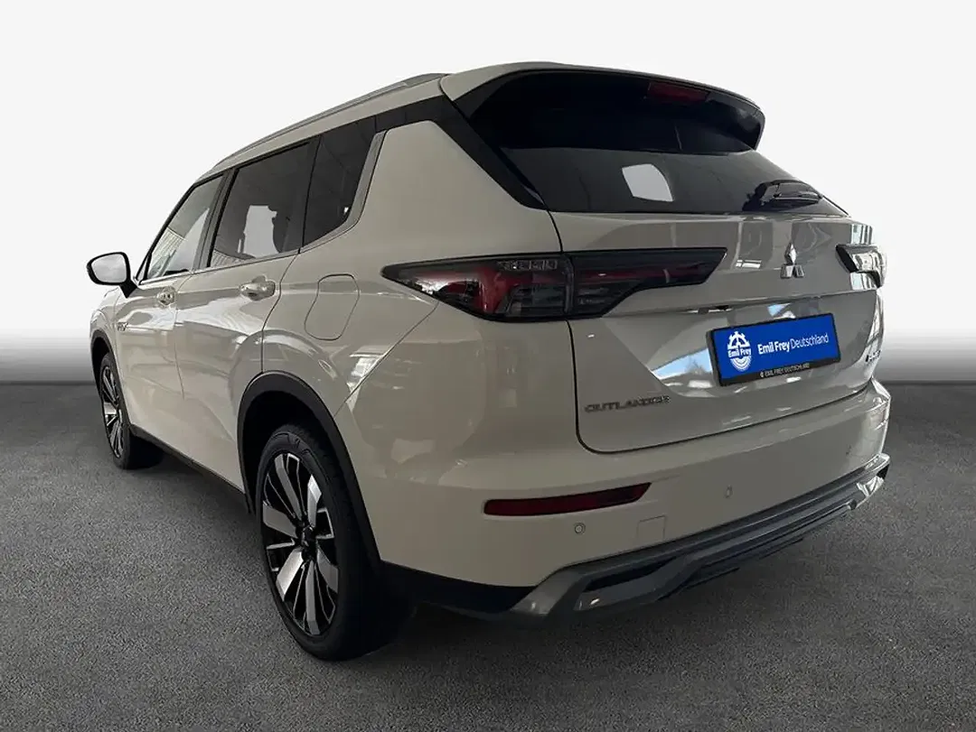 Mitsubishi Outlander - Thumbnail 2