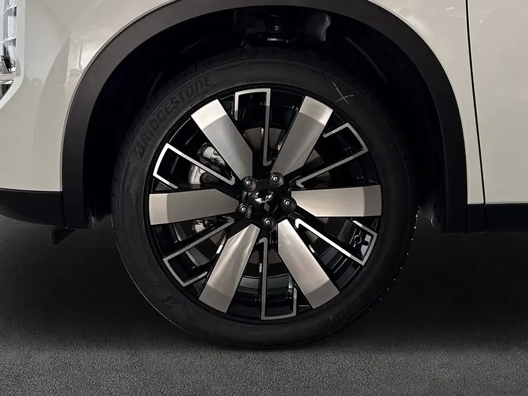 Mitsubishi Outlander - Thumbnail 8