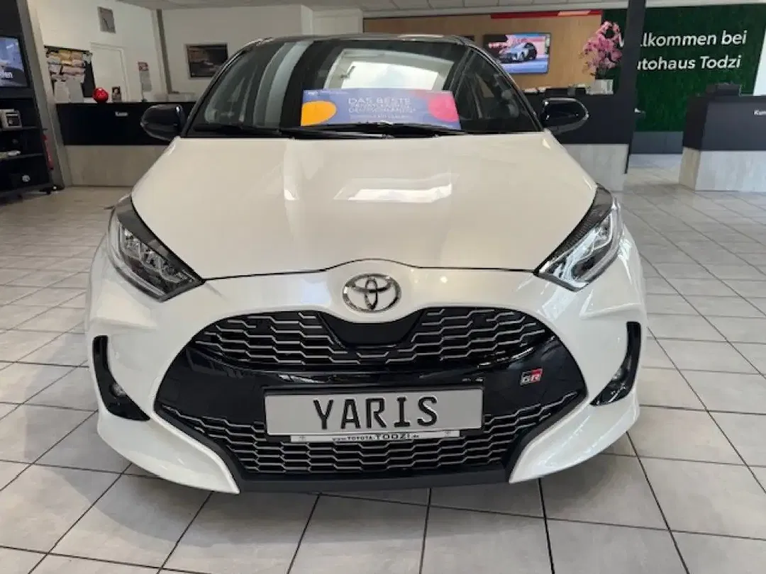 Toyota Yaris - Thumbnail 2