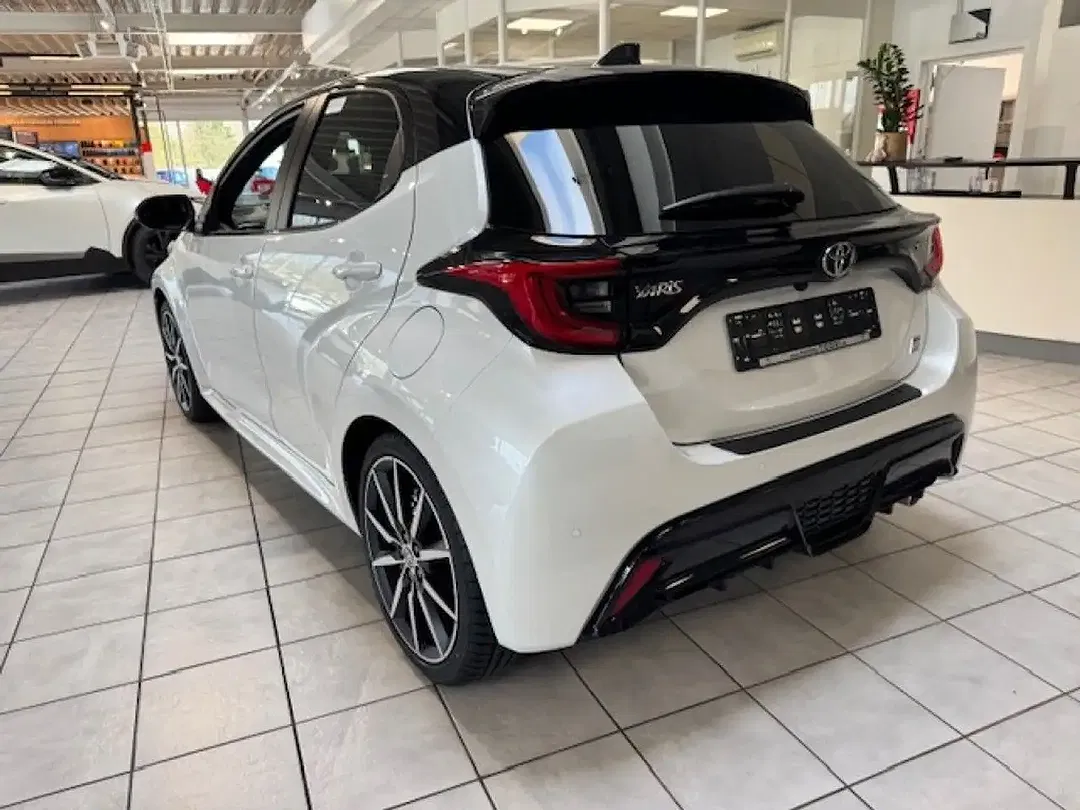 Toyota Yaris - Thumbnail 5