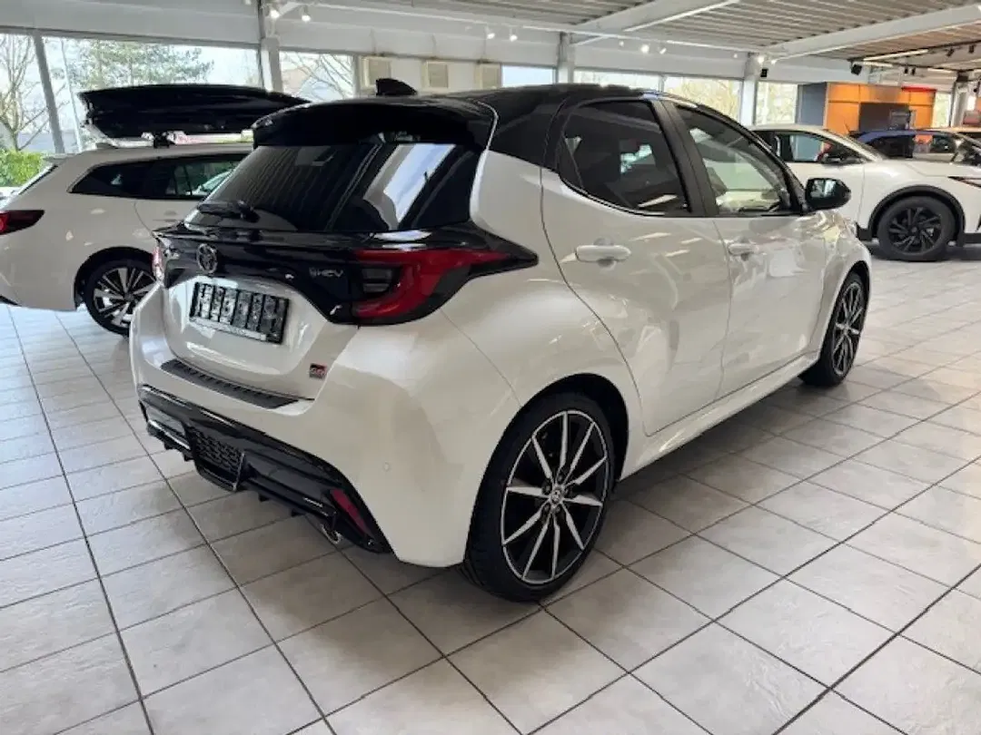 Toyota Yaris - Thumbnail 6