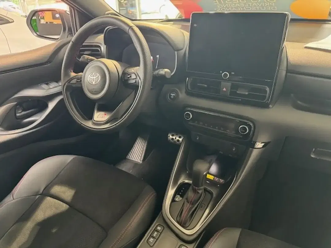Toyota Yaris - Thumbnail 8