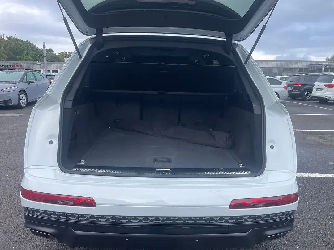 Audi Q7 - Thumbnail 11