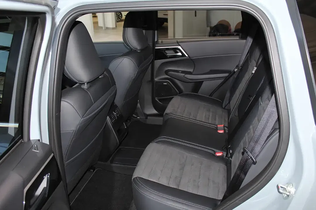 Mitsubishi Outlander - Thumbnail 10