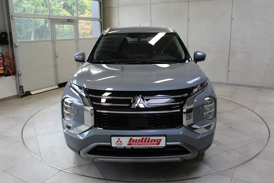 Mitsubishi Outlander - Thumbnail 3