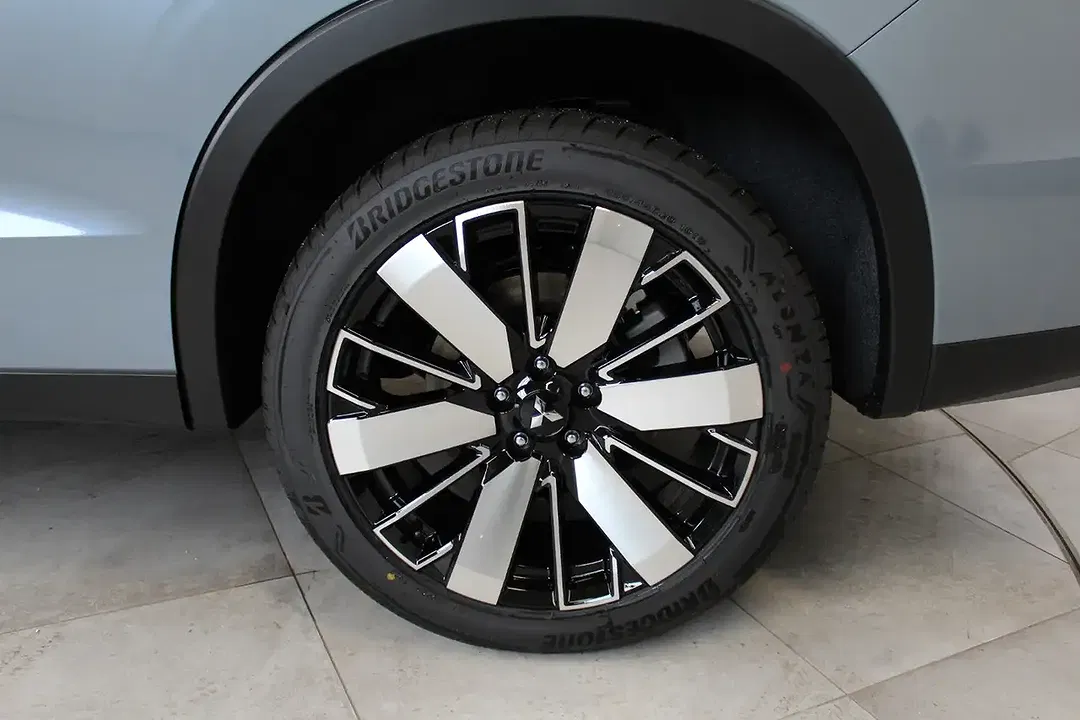 Mitsubishi Outlander - Thumbnail 8