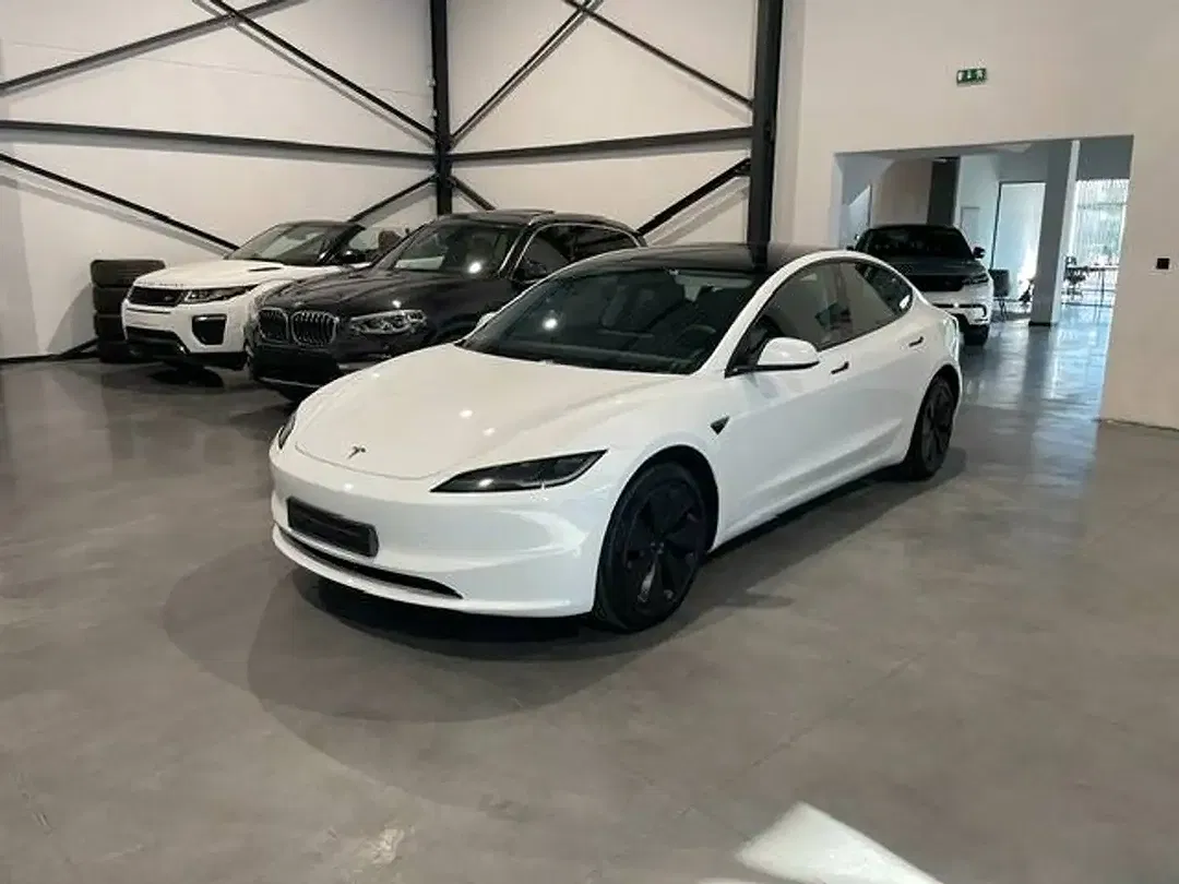 Tesla Model 3 - Thumbnail 1