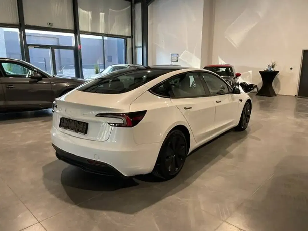 Tesla Model 3 - Thumbnail 2