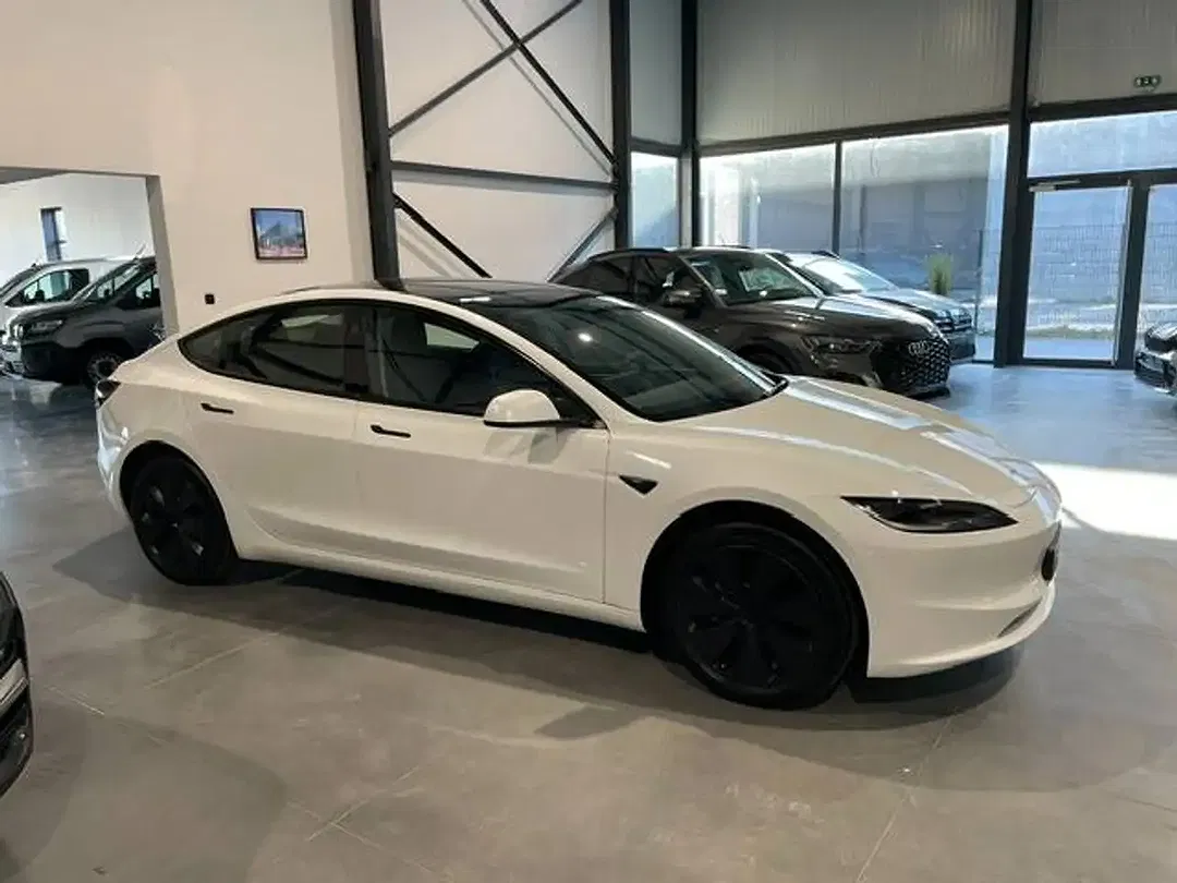 Tesla Model 3 - Thumbnail 3