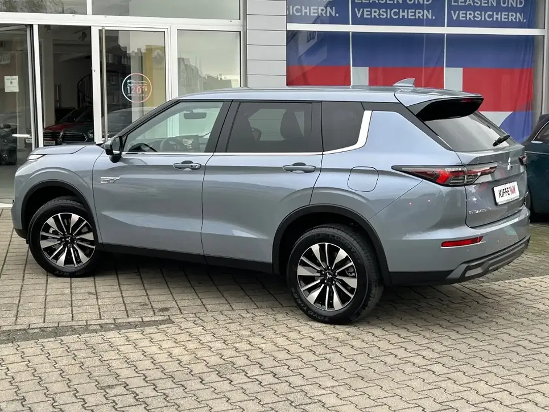 Mitsubishi Outlander - Thumbnail 2